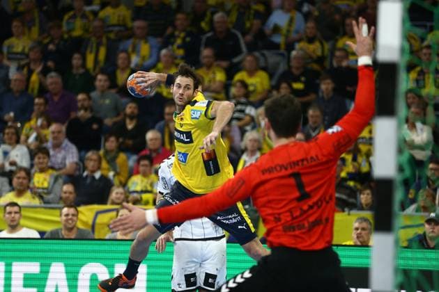 Uwe Gensheimer (Rhein Neckar Loewen) trifft gegen Niklas Landin Jacobsen (THW Kiel), Rhein Neckar Loewen vs THW Kiel, LIQUI MOLY Handball Bundesliga, 07.11.2019 Foto Eibner Rhein Neckar Loewen vs THW Kiel, DKB Handball Bundesliga, 21.04.2019 Mannheim Copyright: xNeisx Eibner-Pressefotox EP_ans