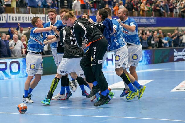 GER, 1. HBL. Herren, Bergischer HC vs. HC Erlangen 07.11.2019, Klingenhalle, Solingen, GER, 1. HBL. Herren, Bergischer HC vs. HC Erlangen, im Bild picture shows: die Spieler freuen sich nach Ende des Spiels ueber den Sieg
