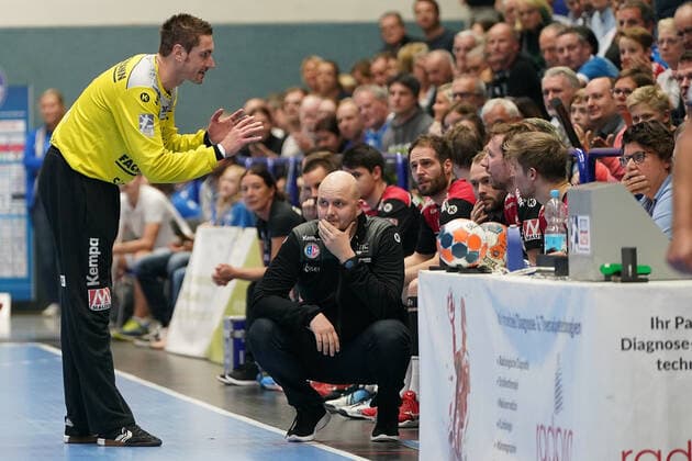 GER, 1. HBL. Herren, Bergischer HC vs. HC Erlangen 07.11.2019, Klingenhalle, Solingen, GER, 1. HBL. Herren, Bergischer HC vs. HC Erlangen, im Bild picture shows: Carsten Lichtlein Torwart (HC Erlangen 1), erklaert dem Schiedsgericht seinen Standpunkt