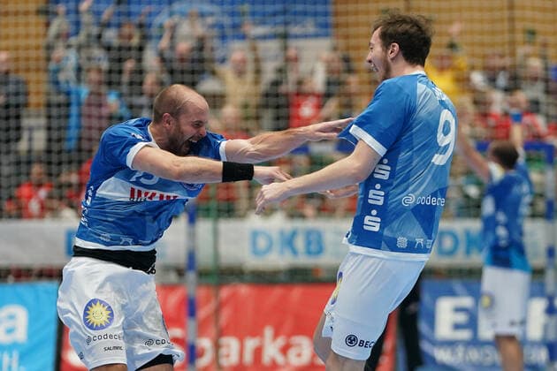 GER, 1. HBL. Herren, Bergischer HC vs. HC Erlangen 07.11.2019, Klingenhalle, Solingen, GER, 1. HBL. Herren, Bergischer HC vs. HC Erlangen, im Bild picture shows: Kristian Nippes (BHC 13), und Alexander Weck (BHC 9), freuen sich ueber den Sieg und das letzte entscheidende tor von Alexander Weck (BHC 9),