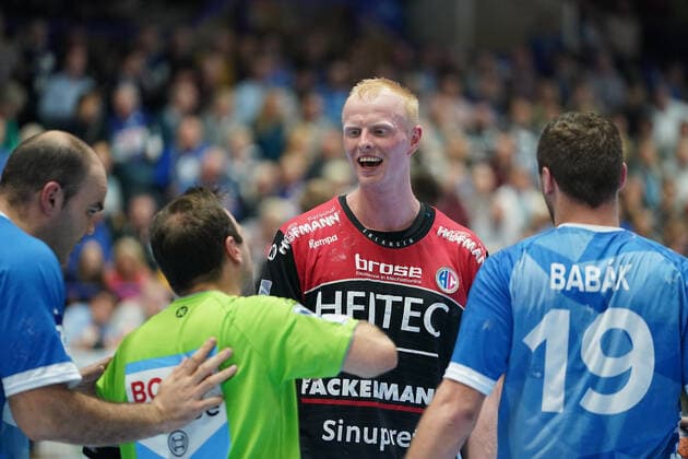 GER, 1. HBL. Herren, Bergischer HC vs. HC Erlangen 07.11.2019, Klingenhalle, Solingen, GER, 1. HBL. Herren, Bergischer HC vs. HC Erlangen, im Bild picture shows: Sebastian Firnhaber (HC Erlangen 18), diskutiert mit dem Schiedsrichter