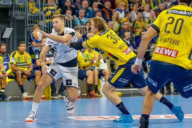 Harald Reinkind (THW Kiel Nr.6) im Angriff gegen Rhein Neckar Loewe Jesper Nielsen (Nr.36) - beim Bundesligaspiel der Rhein Neckar Löwen gegen den THW Kiel am 07.11.2019. Mannheim. 07.11.19 Handball 12. Spieltag , Mannheim Baden Wuerttemberg Deutschland SAP Arena