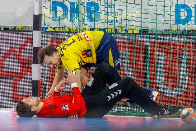 Rhein Neckar Loewe Patrick Groetzki (Nr.24) und Niklas Landin (THW Kiel Nr.1) können nach dem Zusammenstoss noch lachen - beim Bundesligaspiel der Rhein Neckar Löwen gegen den THW Kiel am 07.11.2019. Mannheim. 07.11.19 Handball 12. Spieltag , Mannheim Baden Wuerttemberg Deutschland SAP Arena