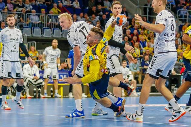 Rhein Neckar Loewe Jannik Kohlbacher (Nr.80) setzt sich am Kreis gegen Harald Reinkind (THW Kiel Nr.6) und Patrick Wiencek (THW Kiel Nr.17) durch und kommt zum Schuss - beim Bundesligaspiel der Rhein Neckar Löwen gegen den THW Kiel am 07.11.2019. Mannheim. 07.11.19 Handball 12. Spieltag , Mannheim Baden Wuerttemberg Deutschland SAP Arena