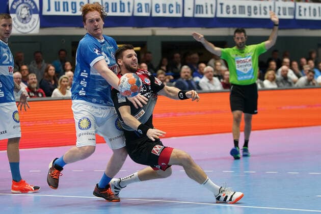 GER, 1. HBL. Herren, Bergischer HC vs. HC Erlangen 07.11.2019, Klingenhalle, Solingen, GER, 1. HBL. Herren, Bergischer HC vs. HC Erlangen, im Bild picture shows: Sime Ivic (HC Erlangen 19), im Zweikampf gegen Lukas Stutzke (BHC 39),