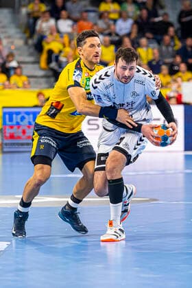 Mannheim, Deutschland 07. November 2019: HBL- 19 20 - Rhein Neckar Löwen vs. THW Kiel v. li. im Zweikampf Alexander Petersson (Loewen) und Domagoj Duvnjak (THW Kiel) Mannheim SAP Arena Baden-Württemberg Deutschland