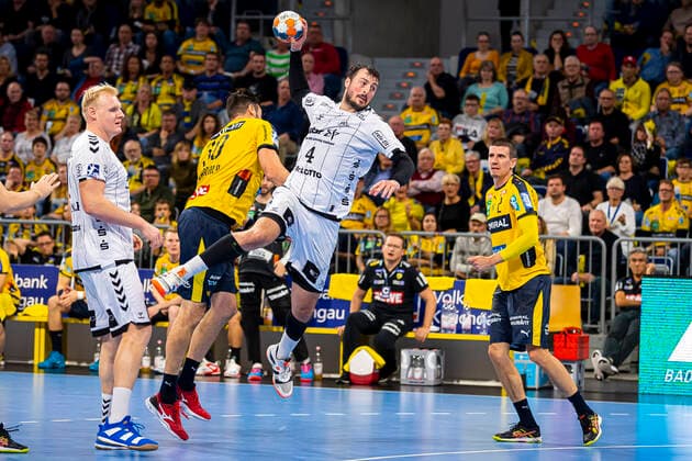 Mannheim, Deutschland 07. November 2019: HBL- 19 20 - Rhein Neckar Löwen vs. THW Kiel v.li. Patrick Wiencek (THW Kiel), Gedeon Guardiola (Loewen), Domagoj Duvnjak (THW Kiel), Andy Schmid (Loewen) Mannheim SAP Arena Baden-Württemberg Deutschland