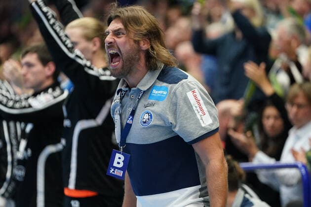 GER, 1. HBL. Herren, Bergischer HC vs. HC Erlangen 07.11.2019, Klingenhalle, Solingen, GER, 1. HBL. Herren, Bergischer HC vs. HC Erlangen, im Bild picture shows: Sebastian Hinze Chef-Trainer (BHC), regt sich heftig auf, Gestik, Mimik,