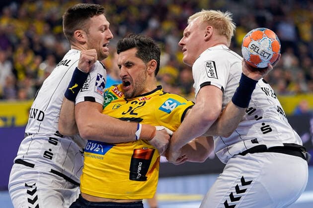 v.li.: Harald Reinkind (THW, 6), Alexander Petersson (RNL, 32), Patrick Wiencek (THW, 17), Zweikampf, Spielszene, Duell, duel, tackle, tackling, Dynamik, Action, Aktion, 07.11.2019, Mannheim (Deutschland), Handball, Bundesliga, Rhein-Neckar Löwen - THW Kiel