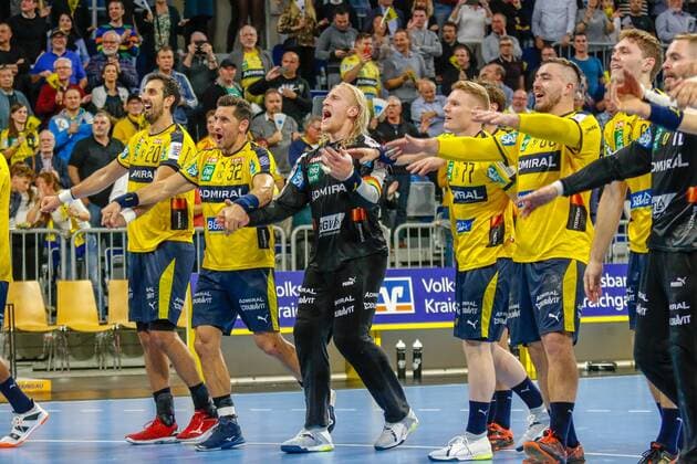 Jubelnde Rhein Neckar Löwen nach dem Spiel - beim Bundesligaspiel der Rhein Neckar Löwen gegen den THW Kiel am 07.11.2019. Mannheim. 07.11.19 Handball 12. Spieltag , Mannheim Baden Wuerttemberg Deutschland SAP Arena