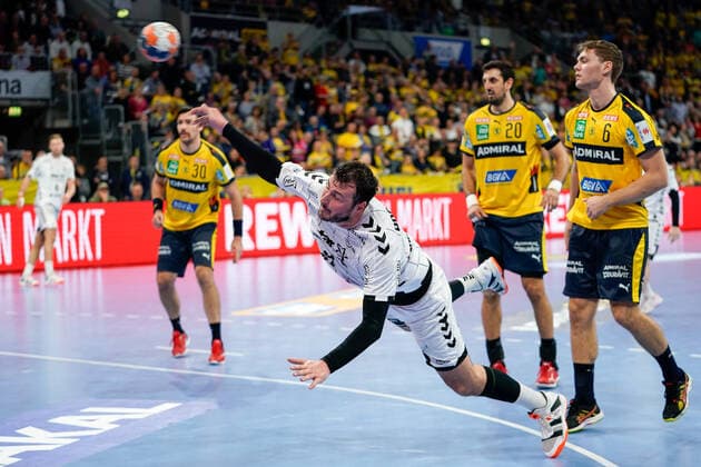 v.li.: Domagoj Duvnjak (THW, 4), Ilija Abutovic (RNL, 20), Niclas Kirkelokke (Kirkelökke, RNL, 6), beim Sprungwurf, Wurf, Torwurf, Action, Aktion, Spielszene, 07.11.2019, Mannheim (Deutschland), Handball, Bundesliga, Rhein-Neckar Löwen - THW Kiel