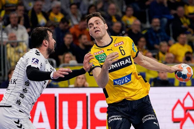 v.li.: Domagoj Duvnjak (THW, 4), Niclas Kirkelokke (Kirkelökke, RNL, 6), Zweikampf, Spielszene, Duell, duel, tackle, tackling, Dynamik, Action, Aktion, 07.11.2019, Mannheim (Deutschland), Handball, Bundesliga, Rhein-Neckar Löwen - THW Kiel