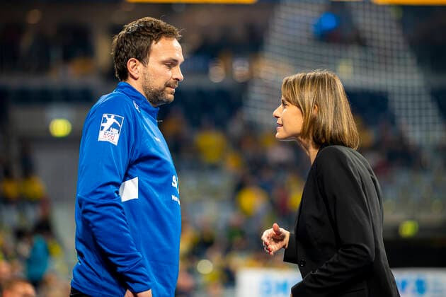 Mannheim, Deutschland 07. November 2019: HBL- 19 20 - Rhein Neckar Löwen vs. THW Kiel v.li. Geschäftsführer Victor Szilagyi (THW Kiel) im Gespräch mit Geschäftsführerin Jennifer Kettemann (Löwen) Mannheim SAP Arena Baden-Württemberg Deutschland