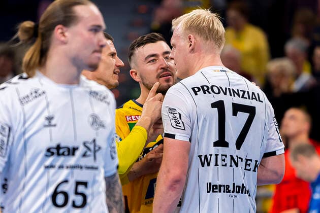 Mannheim, Deutschland 07. November 2019: HBL- 19 20 - Rhein Neckar Löwen vs. THW Kiel Andy Schmid (Loewen) und Jannik Kohlbacher (Loewen) im Gespräch mit Patrick Wiencek (THW Kiel) Mannheim SAP Arena Baden-Württemberg Deutschland