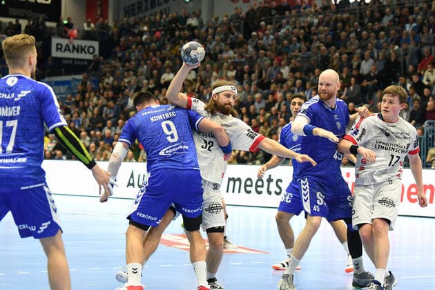 Julius Andersson ( 32 TuS Ferndorf), gegen Tin Kontrec ( 9 VfL Gummersbach) , VfL Gummersbach - TuS Ferndorf, Maenner, 2. Liga, Liqui Moly Handball Bundesliga, 11. Spieltag, 07.11.2019, - VfL Gummersbach - TuS Ferndorf, Handball, Liqui Moly 2. Handball Bundesliga, Maenner, Spielzeit 2019 20 Gummersbach Copyright: xAugstx xEibner-Pressefotox EP_jat