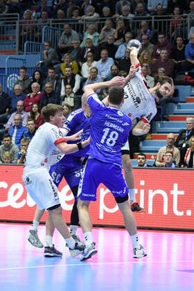 Patrick Weber ( 42 TuS Ferndorf), bei einem gewaltigen Sprungwurf, VfL Gummersbach - TuS Ferndorf, Maenner, 2. Liga, Liqui Moly Handball Bundesliga, 11. Spieltag, 07.11.2019, - VfL Gummersbach - TuS Ferndorf, Handball, Liqui Moly 2. Handball Bundesliga, Maenner, Spielzeit 2019 20 Gummersbach Copyright: xAugstx xEibner-Pressefotox EP_jat