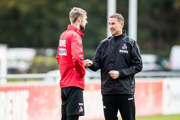 1. FC Koeln Training; 08.11.2019 Achim Beierlorzer (Trainer 1. FC Koeln) im Gespraech mit Lasse Sobiech (1. FC Koeln, 3) nach dem Abschlusstraining vor dem Spiel gegen TSG 1899 Hoffenheim; Training 1. FC Koeln; Geissbockheim, 08.11.2019 Copyright: xBEAUTIFULxSPORTS Wunderlx