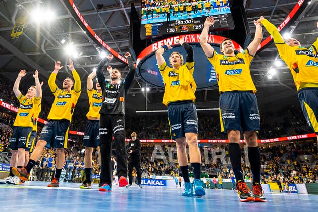 Mannheim, Deutschland 07. November 2019: HBL- 19 20 - Rhein Neckar Löwen vs. THW Kiel Jannik Kohlbacher (Loewen), Torhueter Andreas Palicka (Loewen), Jesper Nielsen (Loewen), Romain Lagarde (Loewen) Schlussjubel Schlußjubel Emotion Freude Mannheim SAP Arena Baden-Württemberg Deutschland