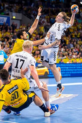 Mannheim, Deutschland 07. November 2019: HBL- 19 20 - Rhein Neckar Löwen vs. THW Kiel v.li. Jannik Kohlbacher (Loewen), Patrick Wiencek (THW Kiel), Ilija Abutovic (Loewen), Lukas Nilsson (THW Kiel) Mannheim SAP Arena Baden-Württemberg Deutschland