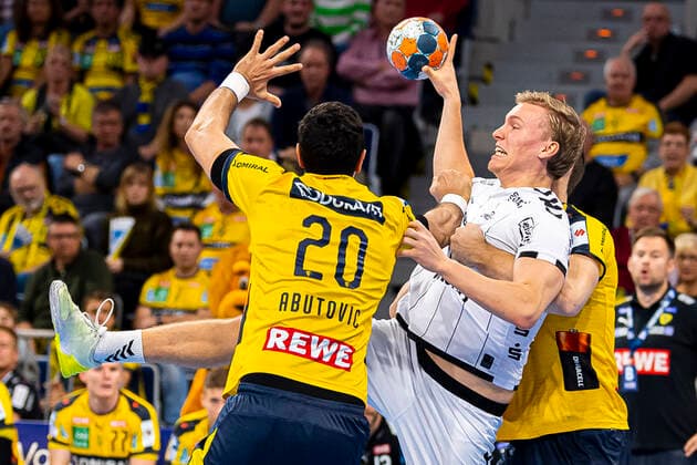 Mannheim, Deutschland 07. November 2019: HBL- 19 20 - Rhein Neckar Löwen vs. THW Kiel v. li. im Zweikampf Ilija Abutovic (Loewen) und Gisli Thorgeir Kristjansson (THW Kiel) Mannheim SAP Arena Baden-Württemberg Deutschland