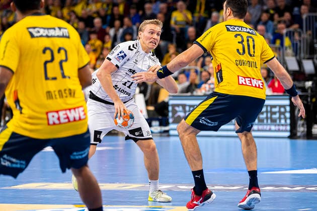 Mannheim, Deutschland 07. November 2019: HBL- 19 20 - Rhein Neckar Löwen vs. THW Kiel v.li. Mads Mensah Larsen (Loewen), Gisli Thorgeir Kristjansson (THW Kiel), Gedeon Guardiola (Loewen) Mannheim SAP Arena Baden-Württemberg Deutschland