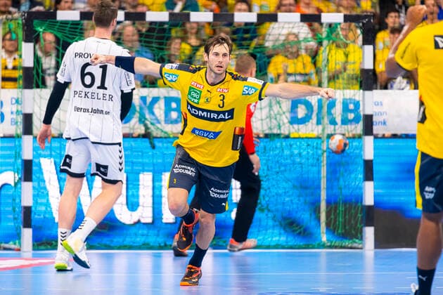 Mannheim, Deutschland 07. November 2019: HBL- 19 20 - Rhein Neckar Löwen vs. THW Kiel v.li. Hendrik Pekeler (THW Kiel), Uwe Gensheimer (Loewen) Mannheim SAP Arena Baden-Württemberg Deutschland