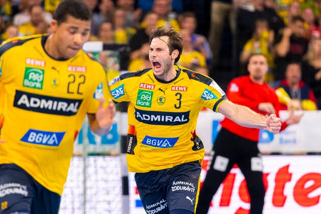 Mannheim, Deutschland 07. November 2019: HBL- 19 20 - Rhein Neckar Löwen vs. THW Kiel Uwe Gensheimer (Loewen) Jubel Freude Emotion Torjubel Torschuetze Torschütze Mannheim SAP Arena Baden-Württemberg Deutschland