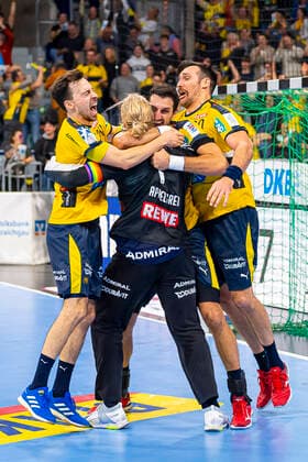 Mannheim, Deutschland 07. November 2019: HBL- 19 20 - Rhein Neckar Löwen vs. THW Kiel Patrick Groetzki (Loewen), Torhueter Mikael Appelgren (Loewen), Ilija Abutovic (Loewen), Gedeon Guardiola (Loewen) Jubel Freude Emotion Mannheim SAP Arena Baden-Württemberg Deutschland