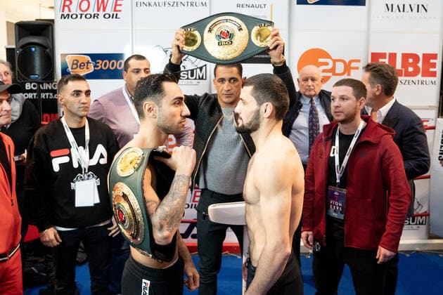 Bilder des Jahres 2019, Sport 11 November Sport Themen der Woche KW45 Sport Bilder des Tages Öffentliches Wiegen - Universum Box-Promotion präsentiert UNIVERSUM PIONEERS in Hamburg zur bevorstehenden Kampfnacht am 09.11.2019 - Artem Harutyunyan mit seinem Gegner Islam Dumanov mit Ismail Özen-Otto im Hintergrund Öffentliches Wiegen - Universum Box-Promotion präsentiert UNIVERSUM PIONEERS in Hamburg zur bevorstehenden Kampfnacht am 09.11.2019 -, *** Public Weighing Universum Box Promotion presents UNIVERSUM PIONEERS in Hamburg at the upcoming fight night 09 11 2019 Artem Harutyunyan with his opponent Islam Dumanov with Ismail Özen Otto in the background Public Weighing Universum Box Promotion presents UNIVERSUM PIONEERS in Hamburg at the upcoming fight night 09 11 2019 ,