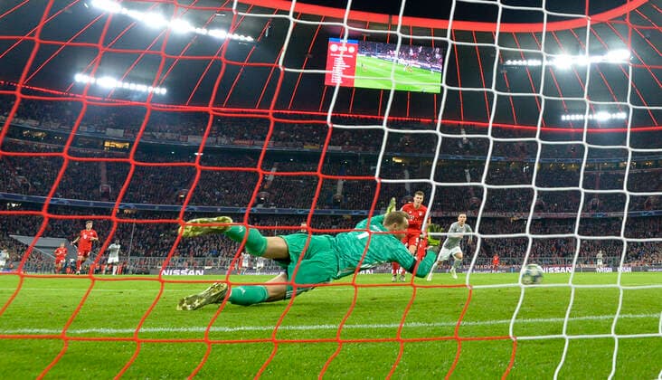 06.11.2019, Fussball UEFA Champions League 2019 2020, Gruppenphase, 4.Spieltag, FC Bayern München - Olympiakos Piräus, in der Allianz-Arena München, Torwart Manuel Neuer (FC Bayern München) hechtet zum Ball.