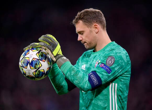 06.11.2019, Fussball UEFA Champions League 2019 2020, Gruppenphase, 4.Spieltag, FC Bayern München - Olympiakos Piräus, in der Allianz-Arena München, Torwart Manuel Neuer (FC Bayern München) mit dem Ball.
