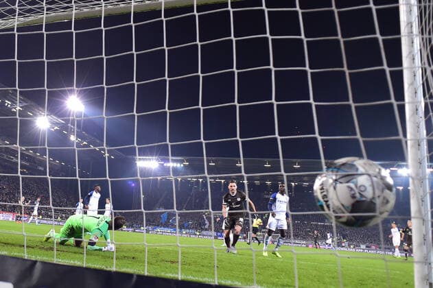 Sport Bilder des Tages Fußball 2. Bundesliga 13. Spieltag FC St. Pauli - VfL Bochum am 08.11.2019 im Millerntor-Stadion in Hamburg Tor zum 1:1 durch Waldemar Sobota ( St. Pauli ) DFL regulations prohibit any use of photographs as image sequences and or quasi-video. *** Football 2 Bundesliga 13 Matchday FC St Pauli VfL Bochum on 08 11 2019 at Millerntor Stadium in Hamburg Goal to 1 1 by Waldemar Sobota St Pauli DFL regulations prohibit any use of photographs as image sequences and or quasi video xMNx