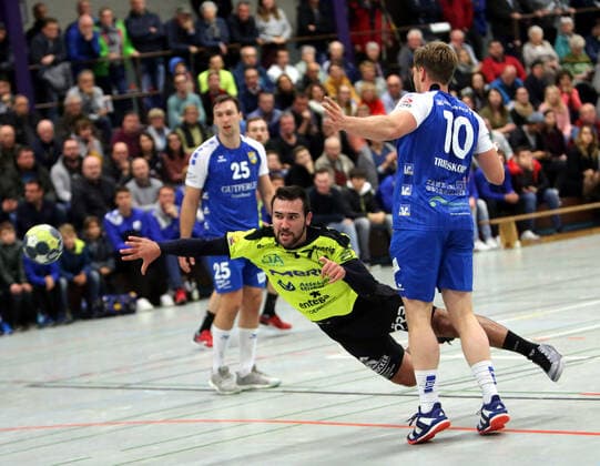 lsp - Dritte Handball-Bundesliga - HSG Beberau-Modau vs TV Großsachsen - Saison - 2019-2020 - 08.11.2019 - Grossbieberau v. l. David Rivic HSG Falken, Jan Triebskorn Großsachsen Aktion, Zweikampf - *** lsp Third Handball Bundesliga HSG Beberau Modau vs TV Großsachsen Season 2019 2020 08 11 2019 Grossbieberau v l David Rivic HSG Falken, Jan Triebskorn Großsachsen Action, duel ba