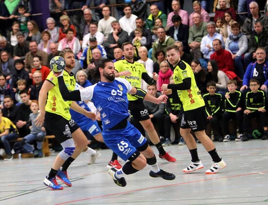 lsp - Dritte Handball-Bundesliga - HSG Beberau-Modau vs TV Großsachsen - Saison - 2019-2020 - 08.11.2019 - Grossbieberau v. l. Philipp Ulrich Großsachsen trifft gegen die komplette Falken-Abwehr Aktion, Zweikampf - *** lsp Third Handball Bundesliga HSG Beberau Modau vs. TV Großsachsen Season 2019 2020 08 11 2019 Grossbieberau vs. Philipp Ulrich Großsachsen meets against the complete Falken defense action, duel ba