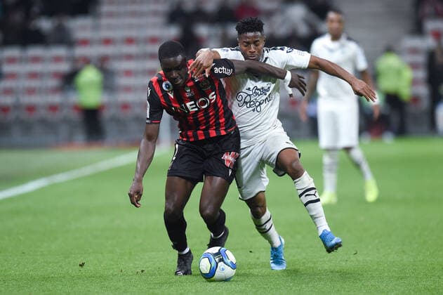 02 STANLEY NSOKI (NICE) - 11 FRANCOIS KAMANO (BOR) - BLEUET DE FRANCE FOOTBALL : Nice vs Bordeaux - Ligue 1 Conforama - 08 11 2019 FEP Panoramic 