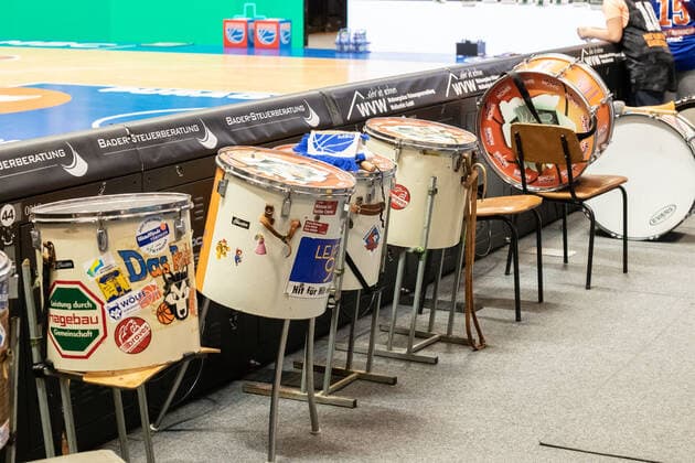 Trommeln der Fans; Symbolbild Fans, Publikum, Zuschauer, Stimmung, 08.11.2019, Weißenfels (Deutschland), Basketball, easyCredit Basketball-Bundesliga, Syntainics MBC (Mitteldeutscher BC) - Fraport Skyliners Frankfurt