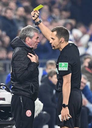 Sport Bilder des Tages 09.11.2019, xjhx, Fussball 1.Bundesliga, FC Schalke 04 - Fortuna Duesseldorf emspor, v.l. Trainer Friedhelm Funkel (Fortuna Duesseldorf) Gelbe Karte fuer, receive a yellow card, , Schiedsrichter Robert Hartmann (DFL DFB REGULATIONS PROHIBIT ANY USE OF PHOTOGRAPHS as IMAGE SEQUENCES and or QUASI-VIDEO) Gelsenkirchen *** 09 11 2019, xjhx, Football 1 Bundesliga, FC Schalke 04 Fortuna Duesseldorf emspor, v l Coach Friedhelm Funkel Fortuna Duesseldorf Yellow Card for, receive a yellow card, , Referee Robert Hartmann DFL DFB REGULATIONS PROHIBIT ANY USE OF PHOTOGRAPHS as IMAGE SEQUENCES and or QUASI VIDEO Gelsenkirchen