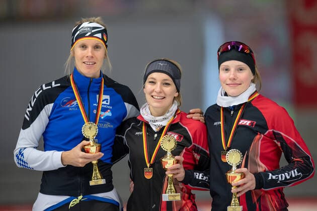 Bilder des Jahres 2019, Sport 11 November Sport Themen der Woche KW45 EISSCHNELLLAUF - Roxanne DUFTER, Michelle UHRIG und Lea-Sophie SCHOLZ am 09.11.2019 während der Internationalen Deutsche Meisterschaft Eisschnelllauf Einzelstrecke - 1000m - Max Aicher Arena, Inzell, Bayern, Deutschland - Foto: ERNST WUKITS - *** ICE FAST RUN Roxanne DUFTER, Michelle UHRIG and Lea Sophie SCHOLZ on 09 11 2019 during the International German Championship Speed Skating Single Course 1000m Max Aicher Arena, Inzell, Bavaria, Germany Photo ERNST WUKITS