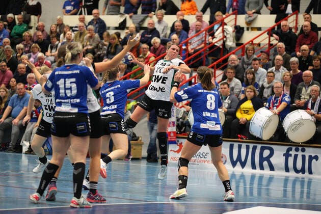 Myrthe Schoenaker (VfL Oldenburg 28) gegen Laura Rueffieux (HSG Blomberg-Lippe 3)(links) und Laura Rueffieux (HSG Blomberg-Lippe 3)(rechts) GER, Handball, 1. Bundesliga Frauen, HSG Blomberg-Lippe gegen VfL Oldenburg, 09.11.2019 Blomberg Copyright: xStrohdiekx Eibner-Pressefotox EP_jsk