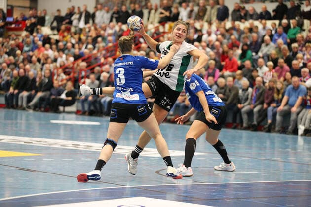 Kristina Logvin (VfL Oldenburg 22) gegen Laura Rueffieux (HSG Blomberg-Lippe 3)(links) und Kamila Kordovska (HSG Blomberg-Lippe 11)(rechts) GER, Handball, 1. Bundesliga Frauen, HSG Blomberg-Lippe gegen VfL Oldenburg, 09.11.2019 Blomberg Copyright: xStrohdiekx Eibner-Pressefotox EP_jsk