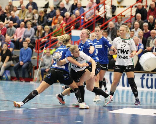 Malene Staal (VfL Oldenburg 77) gegen Kamila Kordovska (HSG Blomberg-Lippe 11)(links) und Celine Michielsen (HSG Blomberg-Lippe 15)(rechts) GER, Handball, 1. Bundesliga Frauen, HSG Blomberg-Lippe gegen VfL Oldenburg, 09.11.2019 Blomberg Copyright: xStrohdiekx Eibner-Pressefotox EP_jsk