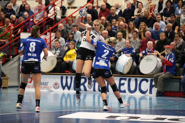 Kathrin Pichlmeier (VfL Oldenburg 10) gegen Kira Schnack (HSG Blomberg-Lippe 2)(vorne) GER, Handball, 1. Bundesliga Frauen, HSG Blomberg-Lippe gegen VfL Oldenburg, 09.11.2019 Blomberg Copyright: xStrohdiekx Eibner-Pressefotox EP_jsk