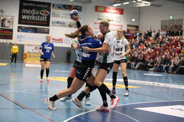 Tessa van Zijl (HSG Blomberg-Lippe 8) gegen Jane Martens (VfL Oldenburg 13)(rechts) GER, Handball, 1. Bundesliga Frauen, HSG Blomberg-Lippe gegen VfL Oldenburg, 09.11.2019 Blomberg Copyright: xStrohdiekx Eibner-Pressefotox EP_jsk