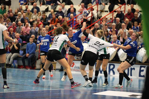 Tessa van Zijl (HSG Blomberg-Lippe 8) gegen v.l. Marie Steffen (VfL Oldenburg 14), Helena Mikkelsen (VfL Oldenburg 24) GER, Handball, 1. Bundesliga Frauen, HSG Blomberg-Lippe gegen VfL Oldenburg, 09.11.2019 Blomberg Copyright: xStrohdiekx Eibner-Pressefotox EP_jsk