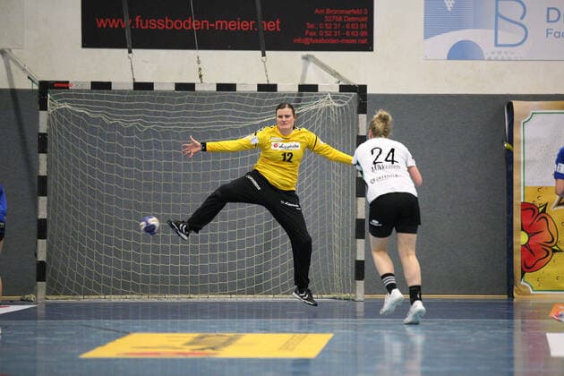 Helena Mikkelsen (VfL Oldenburg 24) gegen Anna Monz-Kuehn (HSG Blomberg-Lippe 12)(Tor) GER, Handball, 1. Bundesliga Frauen, HSG Blomberg-Lippe gegen VfL Oldenburg, 09.11.2019 Blomberg Copyright: xStrohdiekx Eibner-Pressefotox EP_jsk