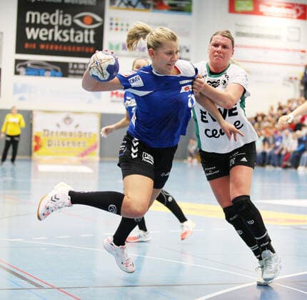 Sport Bilder des Tages Kamila Kordovska (HSG Blomberg-Lippe 11) gegen Myrthe Schoenaker (VfL Oldenburg 28)(rechts) GER, Handball, 1. Bundesliga Frauen, HSG Blomberg-Lippe gegen VfL Oldenburg, 09.11.2019 Blomberg Copyright: xStrohdiekx Eibner-Pressefotox EP_jsk