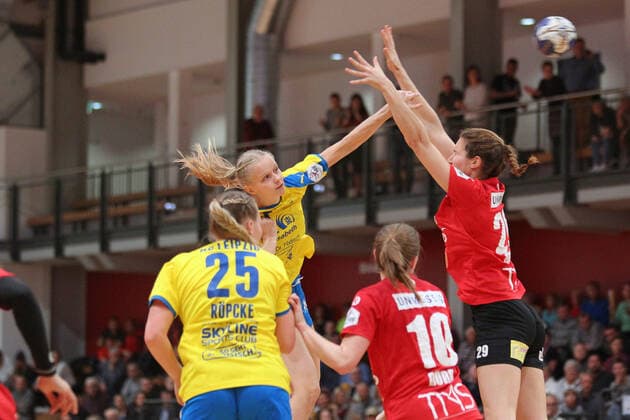 Handball, 2. HBF, HC Leipzig vs. HSG Freiburg, 09.11.19 Handball, 2. Bundesliga Frauen, HBF, Saison 2019 2020, 8. Spieltag: HC Leipzig vs. HSG Freiburg am 09.11.19 in der Sporthalle Bruederstrasse Leipzig. Im Bild: Julia WEISE (7, HC Leipzig) gegen Maja ZEIDES (29, HSG Freiburg) Copyright: xBEAUTIFULxSPORTS JanxKaeferx