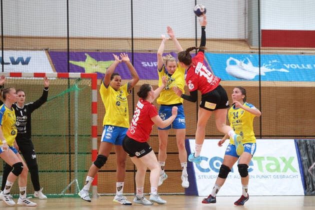 Handball, 2. HBF, HC Leipzig vs. HSG Freiburg, 09.11.19 Handball, 2. Bundesliga Frauen, HBF, Saison 2019 2020, 8. Spieltag: HC Leipzig vs. HSG Freiburg am 09.11.19 in der Sporthalle Bruederstrasse Leipzig. Im Bild: Alica BURGERT (14, HSG Freiburg) wirft; von links: Sharleen Juliette GRESCHNER (20, HC Leipzig), Alina MAJCEN (23, HSG Freiburg), Jaqueline HUMMEL (35, HC Leipzig), Laura MAJER (34, HC Leipzig) Copyright: xBEAUTIFULxSPORTS JanxKaeferx