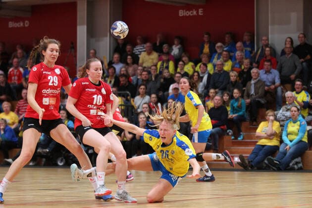 Handball, 2. HBF, HC Leipzig vs. HSG Freiburg, 09.11.19 Handball, 2. Bundesliga Frauen, HBF, Saison 2019 2020, 8. Spieltag: HC Leipzig vs. HSG Freiburg am 09.11.19 in der Sporthalle Bruederstrasse Leipzig. Im Bild: Jaqueline HUMMEL (35, HC Leipzig) kommt zu Fall; Maja ZEIDES (29, HSG Freiburg links), Rebecca DUERR (10, HSG Freiburg) Copyright: xBEAUTIFULxSPORTS JanxKaeferx