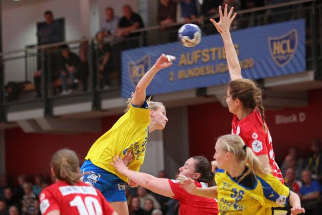 Handball, 2. HBF, HC Leipzig vs. HSG Freiburg, 09.11.19 Handball, 2. Bundesliga Frauen, HBF, Saison 2019 2020, 8. Spieltag: HC Leipzig vs. HSG Freiburg am 09.11.19 in der Sporthalle Bruederstrasse Leipzig. Im Bild: Wurf von Jaqueline HUMMEL (35, HC Leipzig) Copyright: xBEAUTIFULxSPORTS JanxKaeferx
